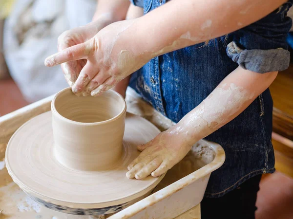 Pottery workshop craft artisan teach child clay — Stock Photo, Image