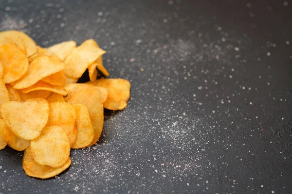 Comida rápida chatarra comer papas crujientes chips crujientes — Foto de Stock