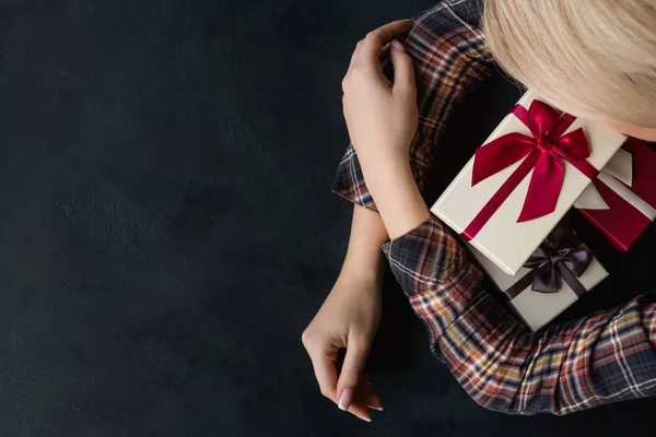 妇女拥抱礼物盒假日季节 — 图库照片