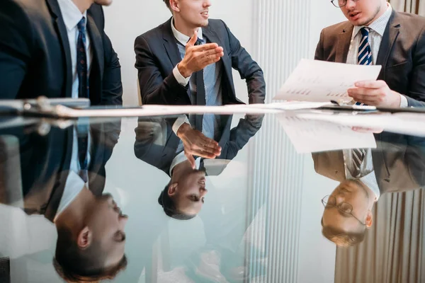 Reunião de marketing homens corporativos de negócios discutir — Fotografia de Stock