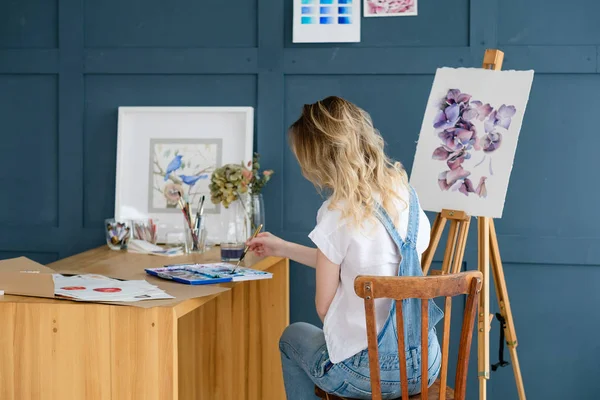 Painting hobby artful personality talent girl draw — Stock Photo, Image