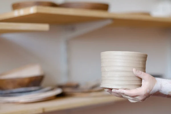 Aardewerk vaardigheid traditionele houden klei kruik servies — Stockfoto