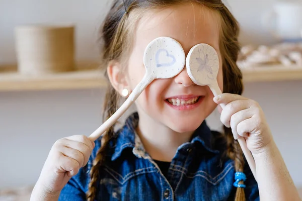 Pasatiempo infantil diversión cerámica ocio arte chica arcilla —  Fotos de Stock