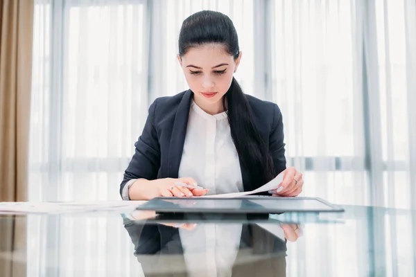 Mujer de negocios trabajo gerente documentos oficina — Foto de Stock