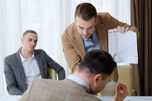 Patron gronder employé homme d'affaires réprimande réprimande — Photo