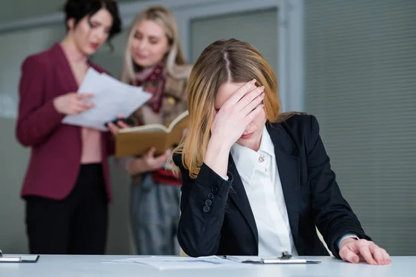 Office buzz woman headache noisy workspace — Stock Photo, Image