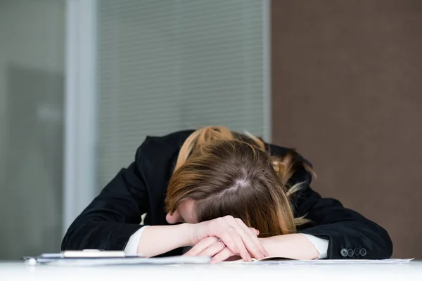 Перевтома робоча втома втомлена жінка офіс — стокове фото
