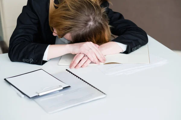 Стресова втома перевантаження робочого столу змученої жінки — стокове фото