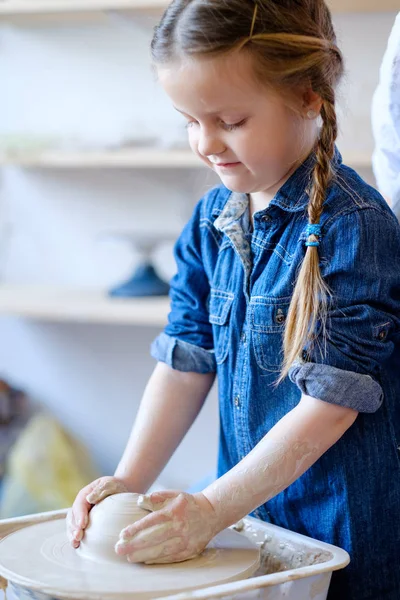 Dziecko hobby creative ceramiki rozrywka sztuka dziewczyna gliny — Zdjęcie stockowe