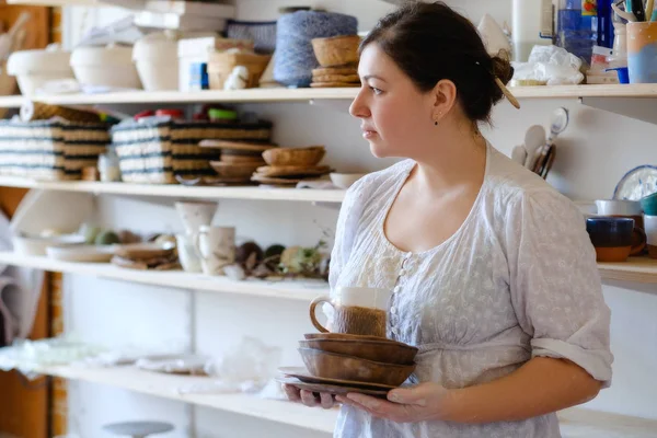 陶器のワーク ショップ クラフト粘土料理を保持している職人 手作りの食器のコンセプト — ストック写真