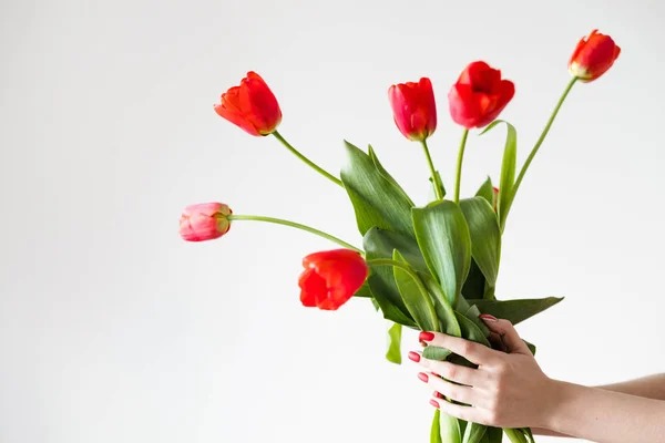 Entrega de flores floristería con ramo de tulipán rojo — Foto de Stock