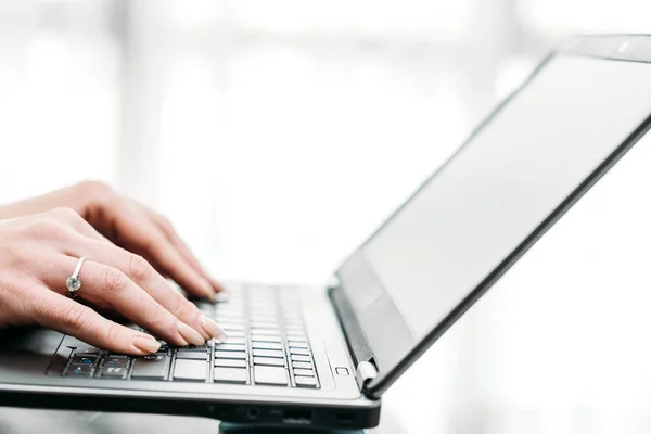 Bloguero portátil periodista oficinista escribiendo — Foto de Stock