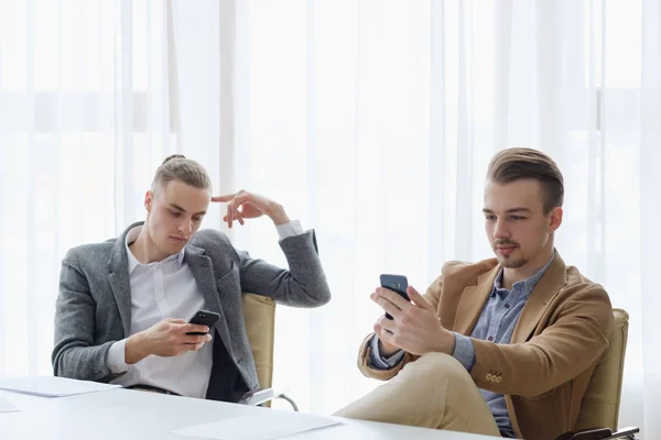 Современные технологии телефонной зависимости бизнес-мужчины — стоковое фото
