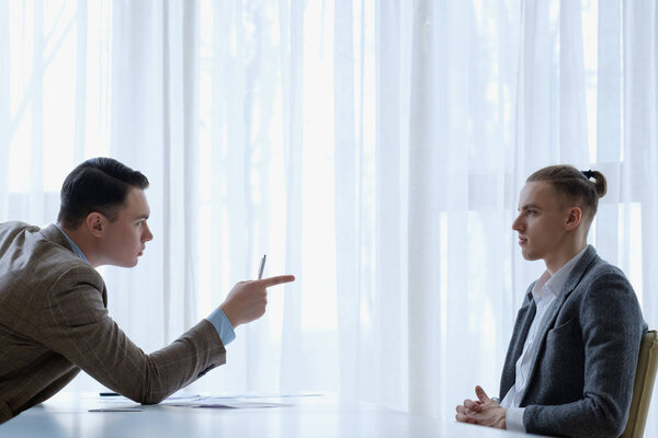 босс сотрудник дает лекцию выговор бизнес
