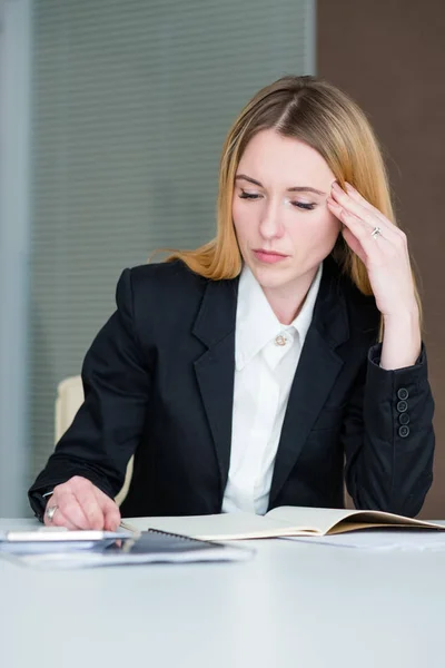 Ból głowy stres zmęczenie biznes Pani pracy — Zdjęcie stockowe