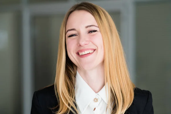 Emoción cara feliz sonriente alegre mujer encantada —  Fotos de Stock