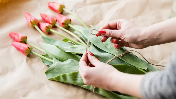 Florista negócio flor buquê tulipa artesanato juta — Fotografia de Stock