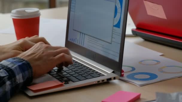 Перевантажувальний термін роботи офісного працівника, що друкує ноутбук — стокове відео