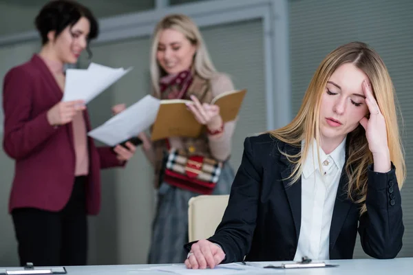 Office buzz woman headache noisy workspace — Stock Photo, Image