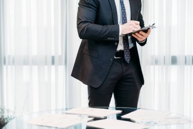 iş adamı yazmak kağıt planlama fikri listesi