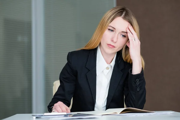Dolor de cabeza estrés cansancio negocios dama trabajo —  Fotos de Stock