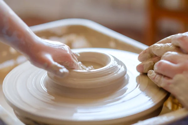 Cours de poterie atelier de passe-temps à la main étudiant — Photo