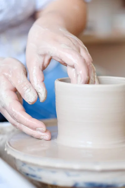 Poterie bricolage passe-temps mains forme roue d'argile — Photo