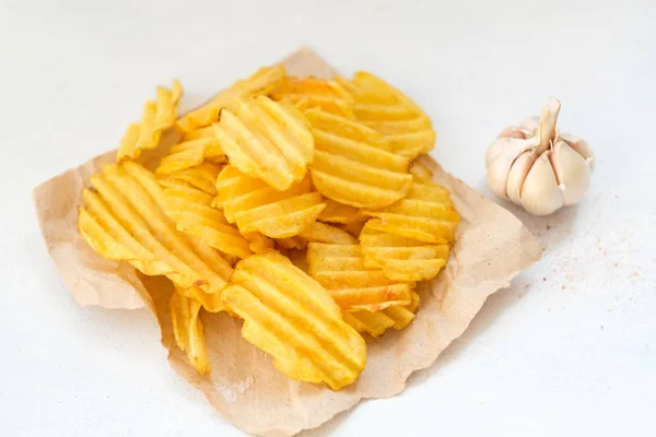 Comida rápida chatarra comer papas crujientes chips crujientes — Foto de Stock