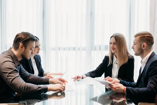 Förhandlingar Företag Partnerskap Samtalen Män Och Kvinnor Diskuterar Samarbete Villkor — Stockfoto
