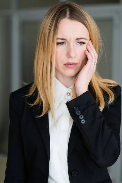 Эмоции расстроен смущен встревоженный деловую женщину — стоковое фото