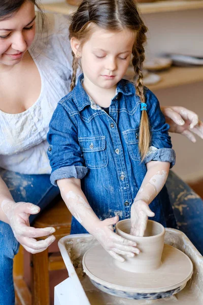 子供の趣味創作陶器レジャー アート女の子粘土 — ストック写真