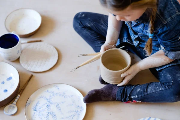 Keramiek kunst therapie recreatie meisje handgemaakt servies — Stockfoto