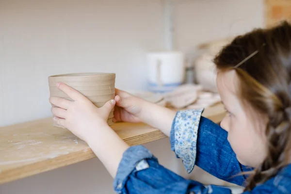 Kind hobby creatief aardewerk zetten klei kruik plank — Stockfoto