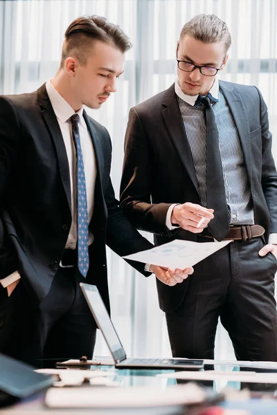 Geschäftsdiskussion Dokument Diagramm Datenüberprüfung — Stockfoto