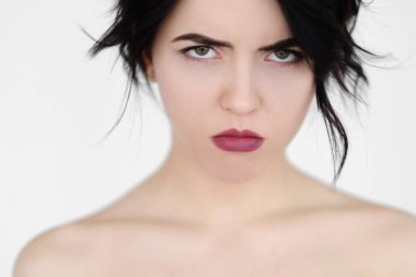 ciddi somurtkan kadın duygu yüz üzgün üzgün