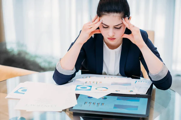 Hoofdpijn werk overload stress zakelijke vrouw papier — Stockfoto
