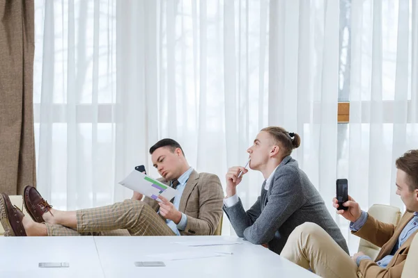 Βαριούνται επαγγελματίες άνδρες συνάντηση ενδιάμεσος τροχός μετάδοσης κίνισης εργασίες σε αναμονή — Φωτογραφία Αρχείου