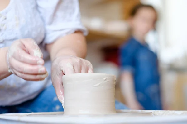 Atelier de poterie artisanale artisanale roue d'argile — Photo