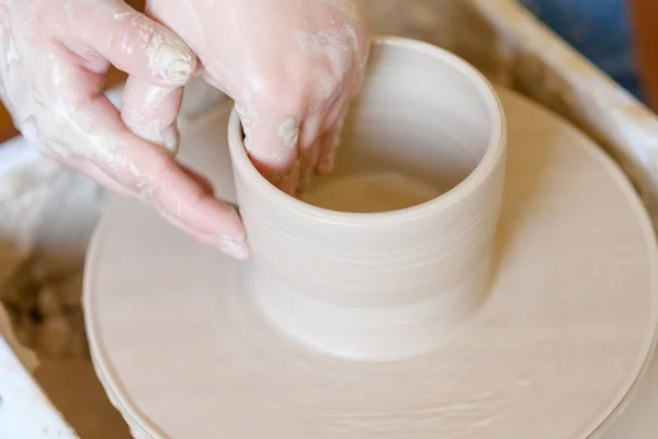 Atelier de poterie artisanale artisanale roue d'argile — Photo