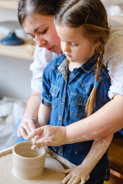 Familie artistieke leisure aardewerk hobby ambacht — Stockfoto