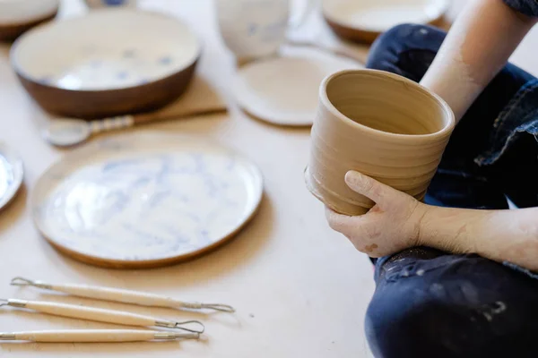Atelier de poterie pot artisanal en argile vaisselle faite à la main — Photo