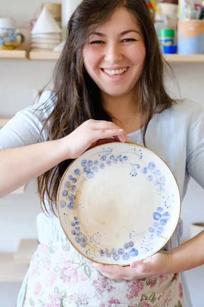 Cours de poterie atelier d'artisanat montrer plaque de vaisselle — Photo