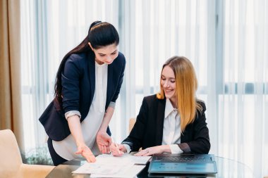 iş Yardımcısı yardım işbirliği çalışması