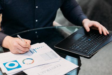 iş analisti rapor kağıtları grafik bilgilerini