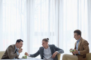 Öğle yemeği molası office iş erkek sağlıklı yaşam tarzı