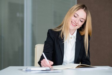 gülümseyen iş kadın ofis çalışma alanı Yöneticisi