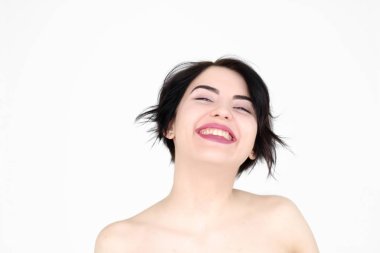 duygu mutlu gülümseyen neşeli memnun kadın yüz