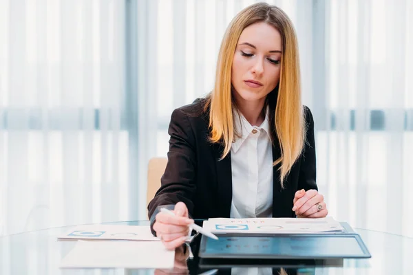 Business analist verslag papieren grafiekweergave van gegevens die — Stockfoto