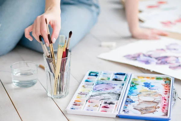 Artista escova aquarela lazer pintura ferramenta hobby — Fotografia de Stock