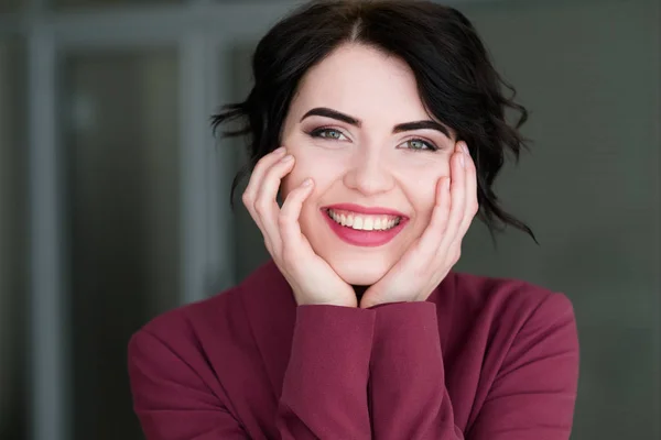 Emozione faccia felice sorridente donna gioiosa — Foto Stock